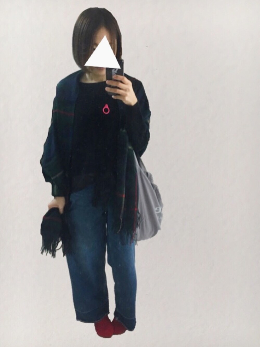 「マフラー、ストール、デニム、大人カジュアル、休日スタイル、ゆるコーデ、ワイドパンツ、赤、ジャーナルスタンダード、冬」｜「JOURNAL STANDARD relumeのACチェックストール#（マフラー、ブルー系）」を使った、po.po☺︎さん（レディース・158cm）の秋コーディネートの1枚目の写真