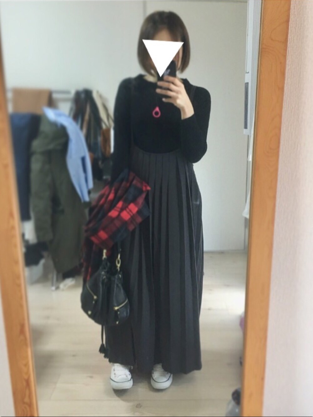 「KBF、マキシ丈ワンピース、ワンピース、ゆるコーデ、大人カジュアル、コンバース、マフラー、ストール、ニット、プリーツスカート」｜「KBFのプリーツキャミソールワンピース（ワンピース、グレー系）」を使った、po.po☺︎さん（レディース・158cm）の秋コーディネートの1枚目の写真