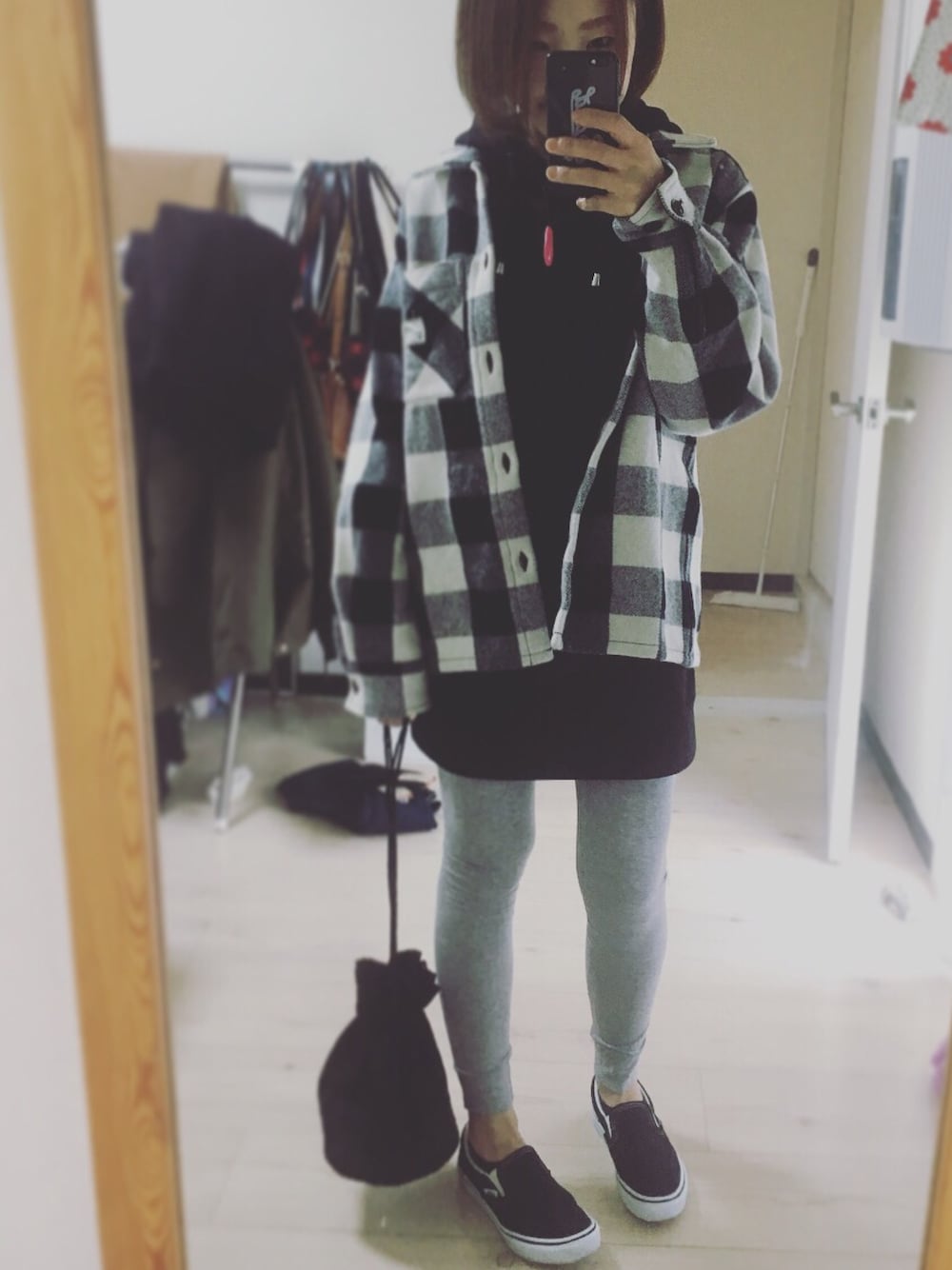 「VANS、スリッポン、巾着バッグ、パーカー、レギンス、スケータースタイル、モノトーン、プチプラ、スニーカー、オーバーサイズ」｜「Heatherのプリーツベロアキンチャク　768446（ハンドバッグ、ブラック系）」を使った、po.po☺︎さん（レディース・158cm）の冬コーディネートの1枚目の写真
