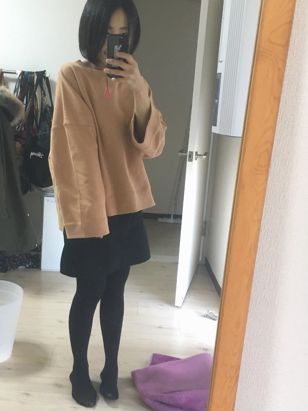 「シンプル、スウェット、ビックシルエット、ミニスカート、タイツ、プチプラコーデ、黒、冬、ootd、GU」｜「LOWRYS FARMのウラケＢＩＧプルオーバー　774244 （スウェット、ベージュ系）」を使った、po.po☺︎さん（レディース・158cm）の冬コーディネートの1枚目の写真