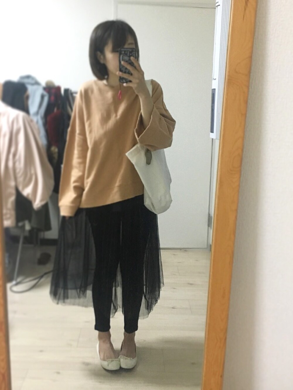 「春コーデ、カジュアル、バレエシューズ、スウェット、チュールスカート、スキニーデニム、プチプラ、黒、トートバッグ」｜「COLONY 2139のトートバックライトキャンバス（トートバッグ、ホワイト系）」を使った、po.po☺︎さん（レディース・158cm）の春コーディネートの1枚目の写真