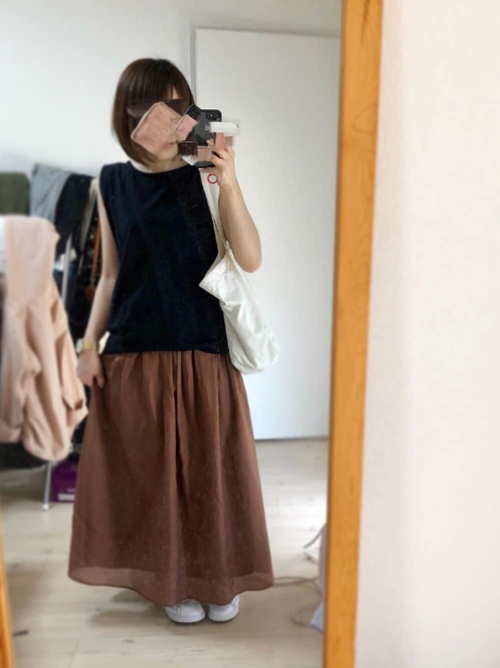 「マキシスカート、ロングスカート、ノースリーブ、ナイキ、スニーカー、白スニーカー、ニコアンド、大人カジュアル、夏コーデ、低身長」｜「JOURNAL STANDARD relumeのコットンシルク ピンタックギャザーロングスカート（スカート、ブラウン系）」を使った、po.po☺︎さん（レディース・158cm）の夏コーディネートの1枚目の写真