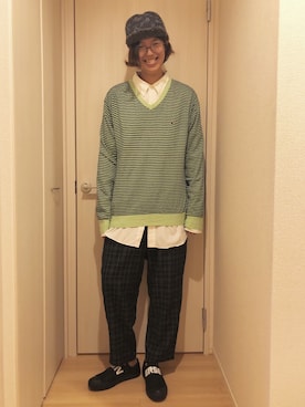 「TOMMY HILFIGER（トミーヒルフィガー）のアイテム（ニット/セーター、グリーン系）」を使った、との@180cm女子さん（メンズ・180cm）の秋コーディネート