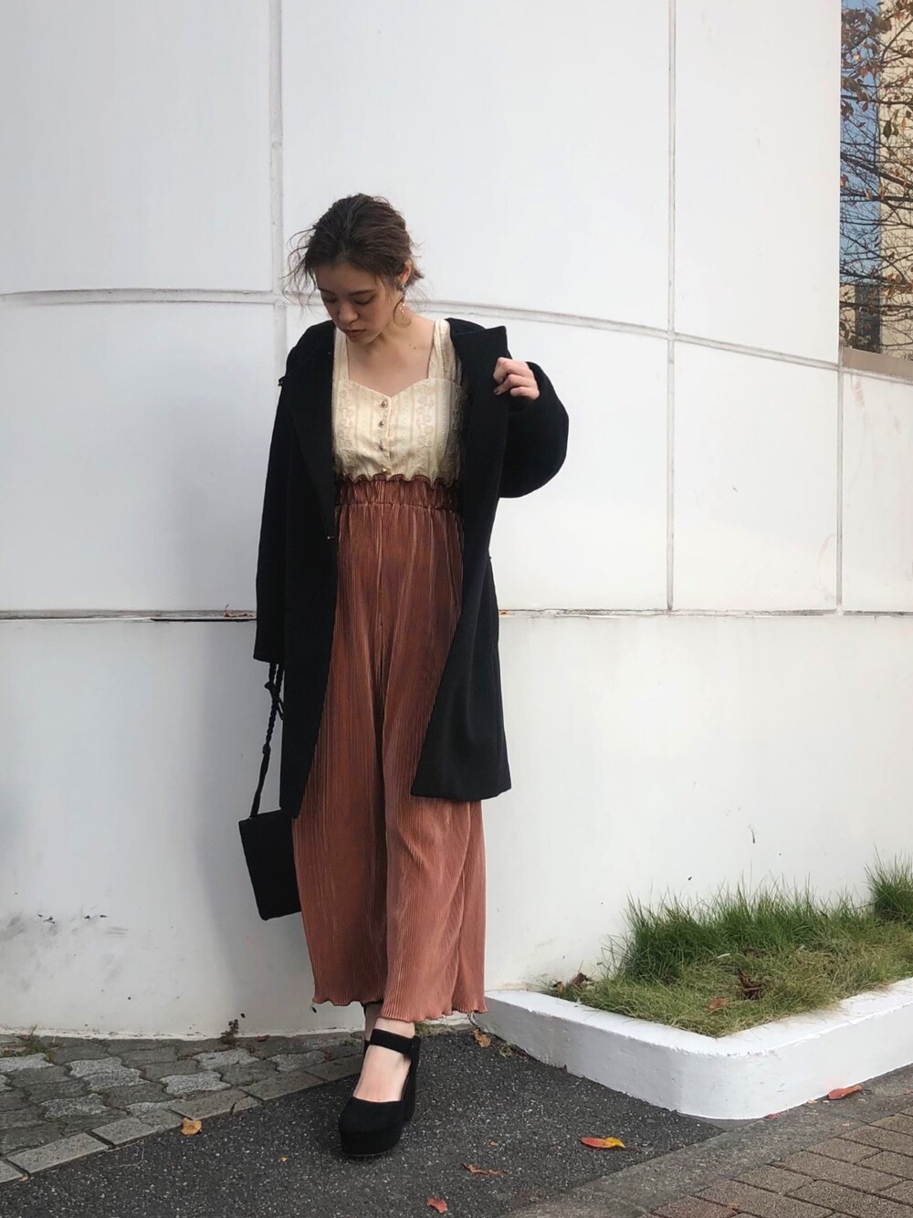 「ラクチンコーデ、キレイめ、ガーリー、クリスマスコーデ、ロンパース、パンツスタイル、結婚式二次会スタイル、冬コーデ、デート、オトナ女子」｜「dazzlinのプリーツパンツロンパース（つなぎ/オールインワン、ベージュ系）」を使った、natsumiさん（レディース・158cm）の冬コーディネートの1枚目の写真
