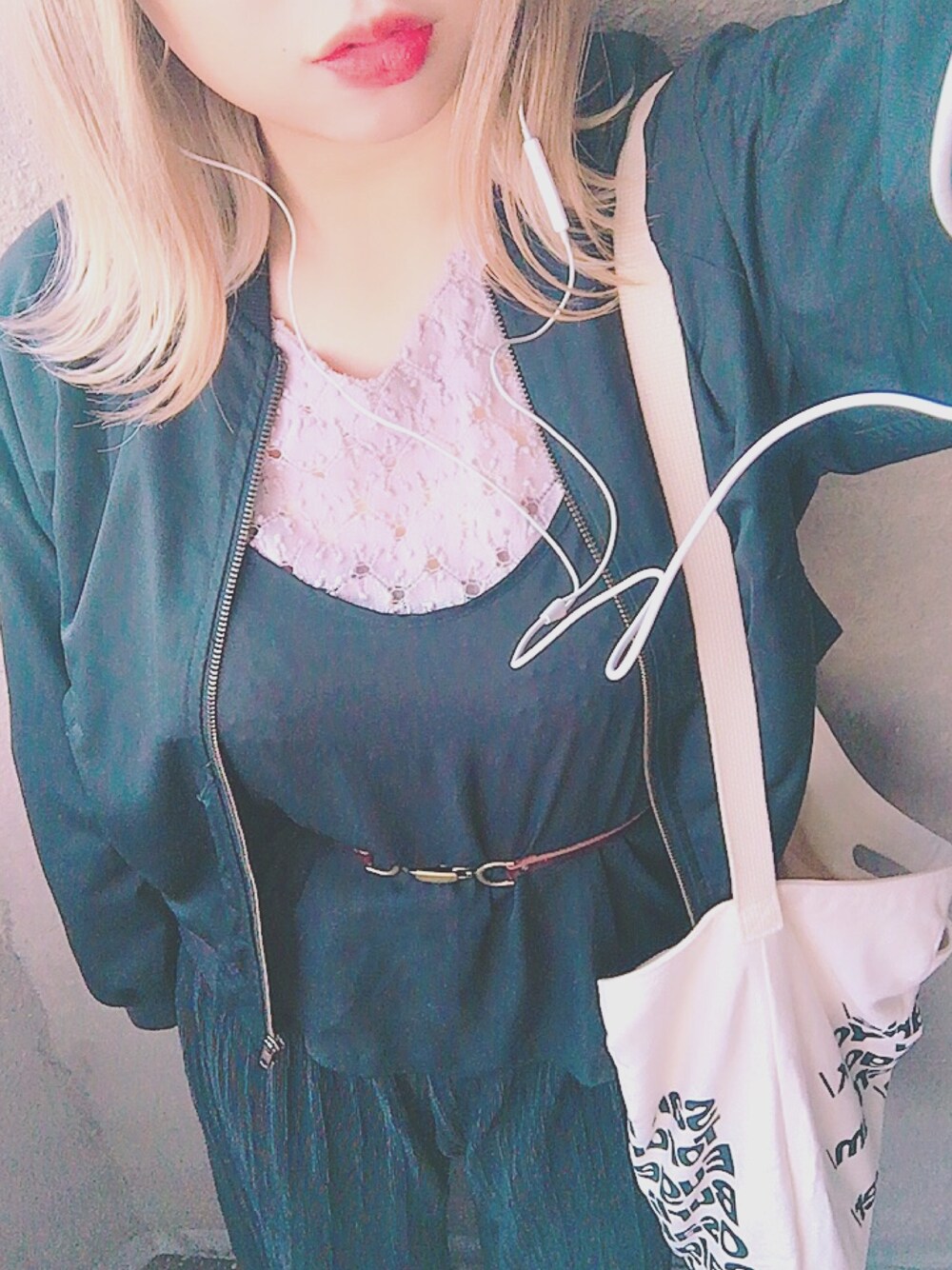 「休日スタイル、ootd、カスタネ、オールブラック、レーストップス」｜「FOREVER 21のアイテム（キャミソール、ブラック系）」を使った、oyu.さん（レディース・165cm）の春コーディネートの1枚目の写真