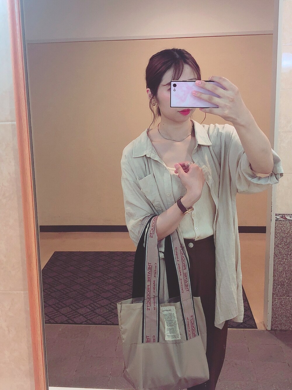 「休日スタイル、Kastane、カスタネ、スラックス、ベージュコーデ、シアタープロダクツ(THEATRE PRODUCTS)、トートバッグ、ブラウンコーデ、レーヨン、きれいめカジュアル」｜「Kastaneの肩スリットあきタンク（タンクトップ、ベージュ系）」を使った、oyu.さん（レディース・165cm）の夏コーディネートの1枚目の写真