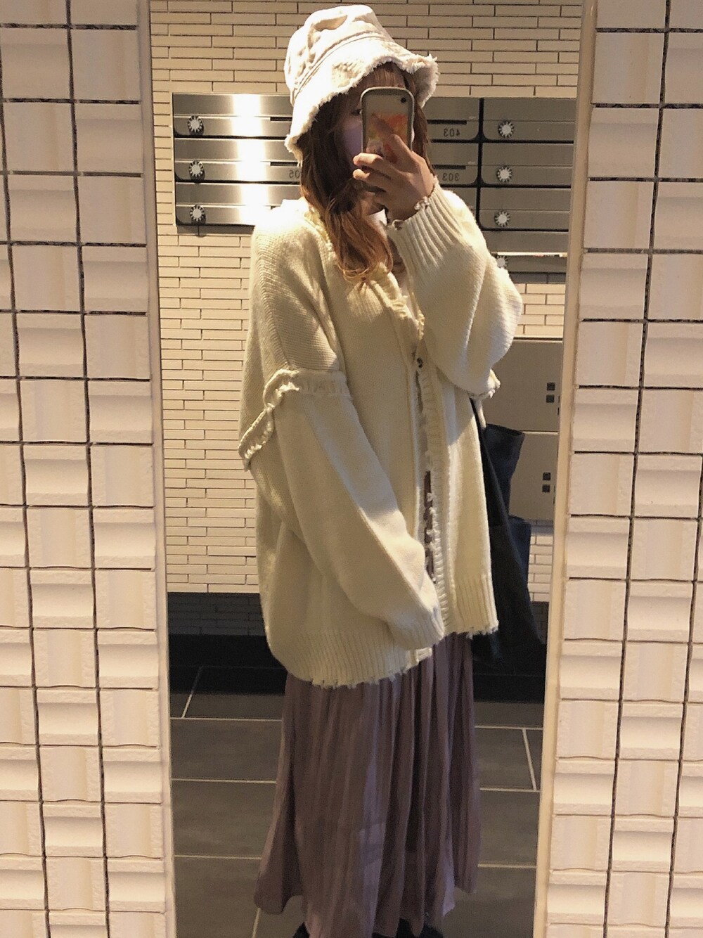 「秋のコーデ、フレアスカート、ニット、バケツハット、ニットカーディガン、ゆるコーデ、オーバーサイズ、高身長女子、プリーツスカート」｜「SPINNSのダメージ加工バケットハット（ハット、ベージュ系）」を使った、oyu.さん（レディース・165cm）の秋コーディネートの1枚目の写真