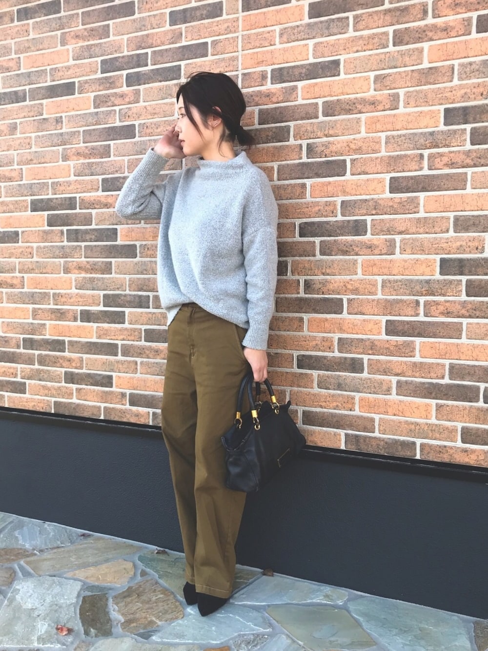 「KBF、カーキパンツ、ワイドパンツ、ゆったりシルエット、秋冬コーデ、グレー×カーキ、ハイウエストパンツ、ストレートパンツ、ワークパンツ、メンズライク」｜「toneのmanatula/ノットピアス（ピアス（両耳用）、ゴールド系）」を使った、sacoさん（レディース・167cm）の秋コーディネートの1枚目の写真