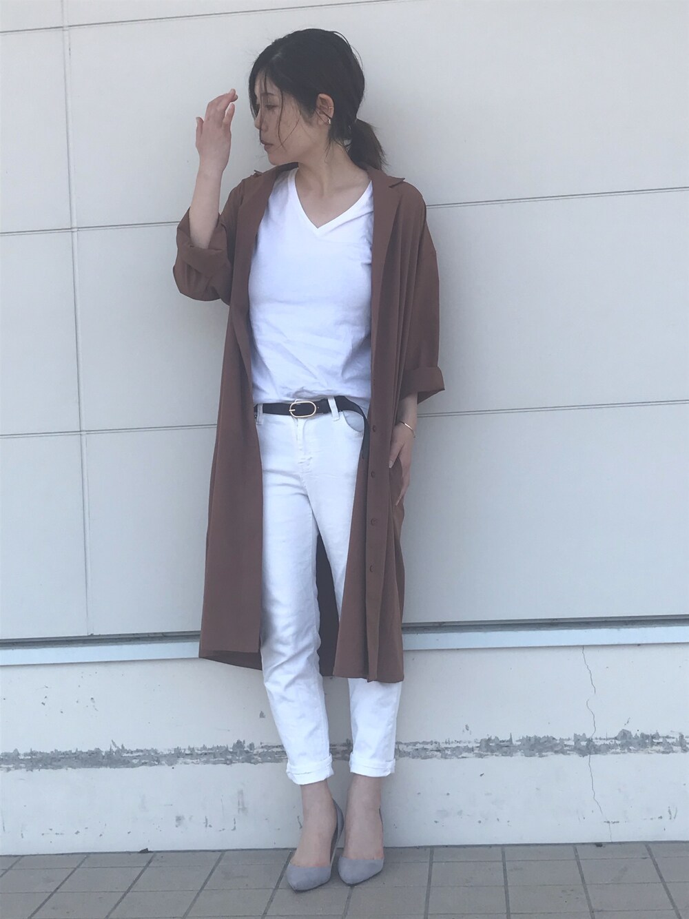「シャツワンピース、テラコッタ、羽織りワンピース、ロングシャツワンピ、ブラウン×ホワイト、白Tシャツ、白デニム、レイヤードスタイル、bifrost、オトナシンプル」｜「Bifrostのシャツワンピース（シャツワンピース、ブラウン系）」を使った、sacoさん（レディース・167cm）の春コーディネートの1枚目の写真