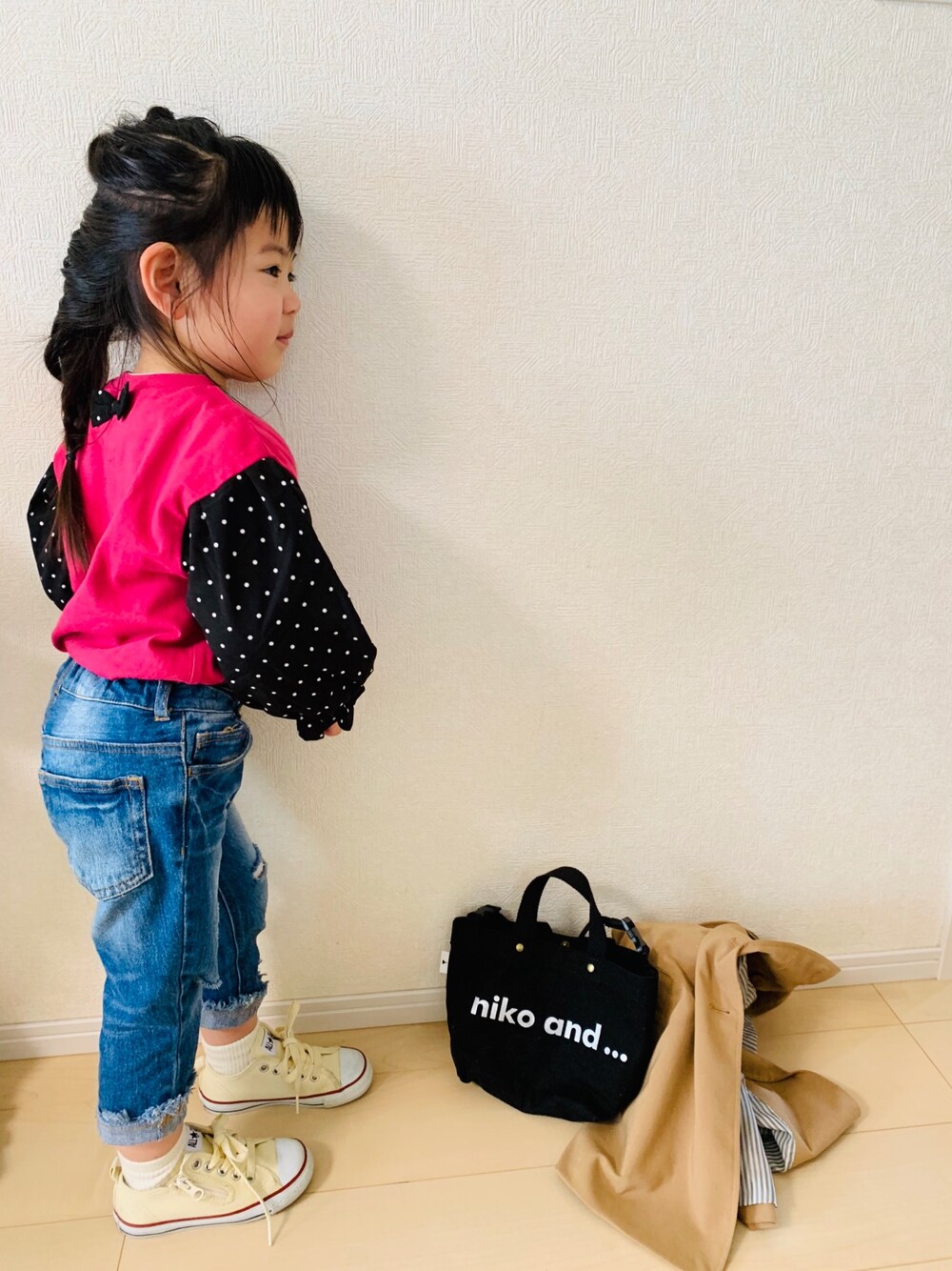 ホワイト系のスニーカー、ブルー系のデニムパンツ、レッド系のTシャツ/カットソーを着用したキッズの春コーディネートの1枚目の写真