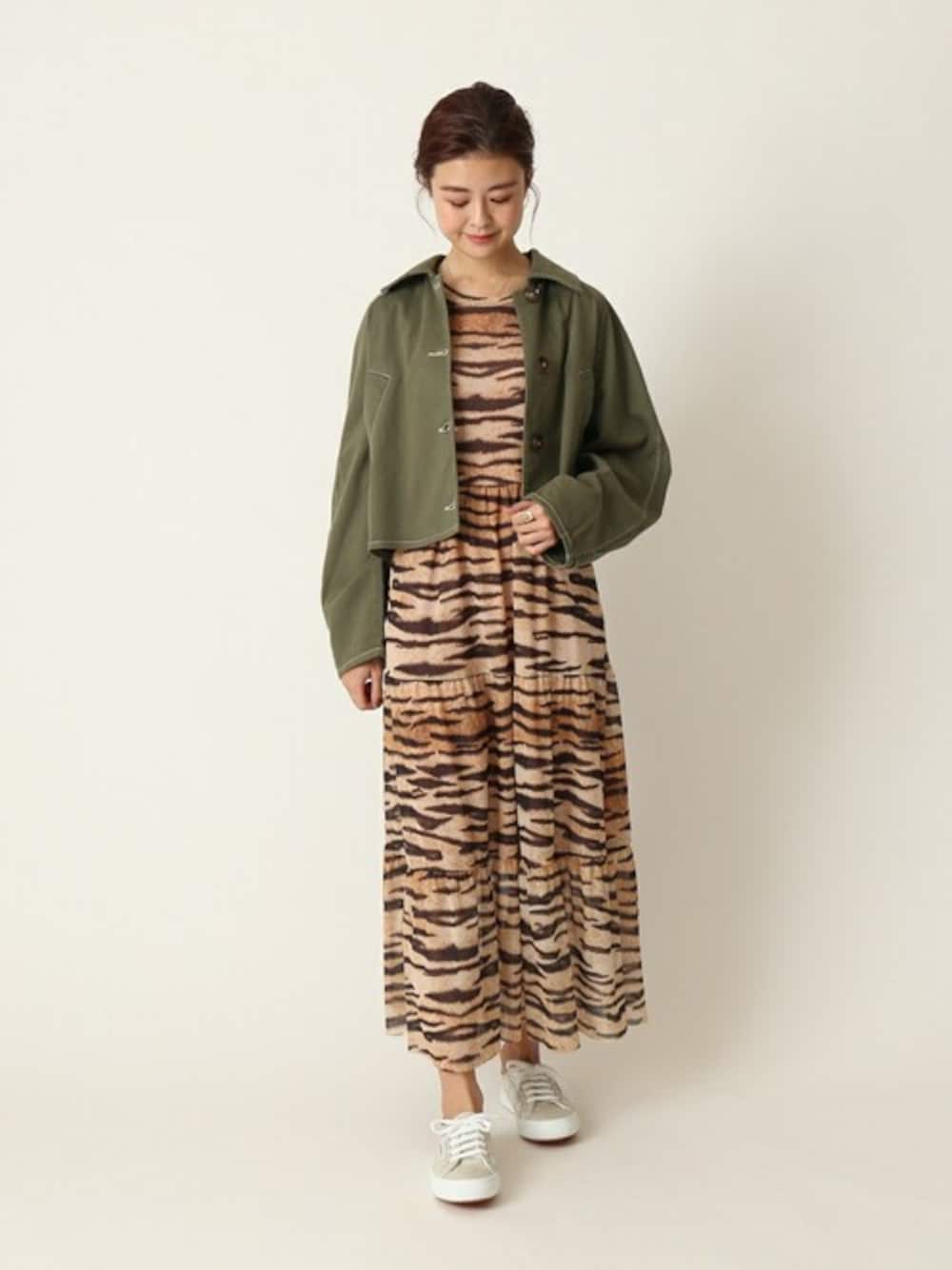 「ブルゾン、スニーカー、ミリタリー、アニマル、ロングワンピース、U by SPICK&SPAN、ユーバイ　スピックアンドスパン」｜「U by SPICK&SPANの【BAUM UND PFERDGARTEN】 タイガー柄ティアードワンピース◆（ワンピース、イエロー系）」を使った、Moeさん（レディース・161cm）の春コーディネートの1枚目の写真