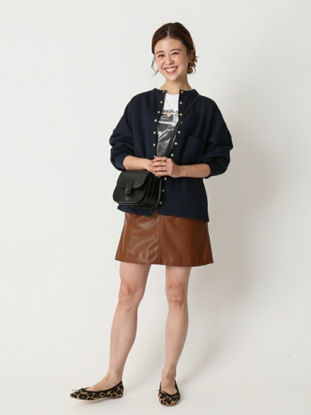 「カーディガン、ショルダーバッグ、Tシャツ、ミニスカート、フラットシューズ、トップス、バレエシューズ、U by SPICK&SPAN、ユーバイ　スピックアンドスパン」｜「U by SPICK&SPANの≪追加≫ドットボタンカーディガン2◆（カーディガン/ボレロ、ブルー系）」を使った、Moeさん（レディース・161cm）の夏コーディネートの1枚目の写真