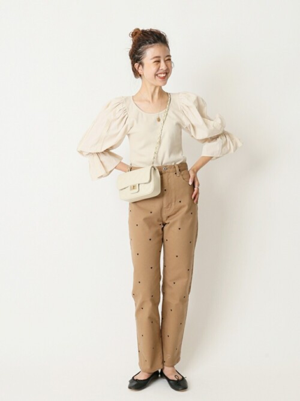 「カットソー、ブラウス、パンツ、ショルダーバッグ、フラットシューズ、レース、トップス、バレエシューズ、U by SPICK&SPAN、ユーバイ　スピックアンドスパン」｜「U by SPICK&SPANのランダムレーススリーブ ドッキングプルオーバー◆（シャツ/ブラウス、ベージュ系）」を使った、Moeさん（レディース・161cm）の夏コーディネートの1枚目の写真
