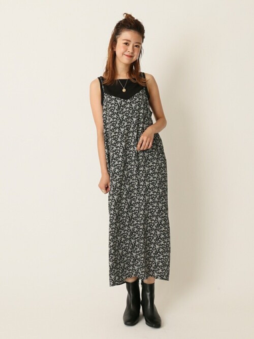 「カットソー、ワンピース、ショートブーツ、ノースリーブ、キャミワンピース、U by SPICK&SPAN、ユーバイ　スピックアンドスパン」｜「U by SPICK&SPANのプリントキャミワンピース◆（ワンピース、ブラック系）」を使った、Moeさん（レディース・161cm）の夏コーディネートの1枚目の写真
