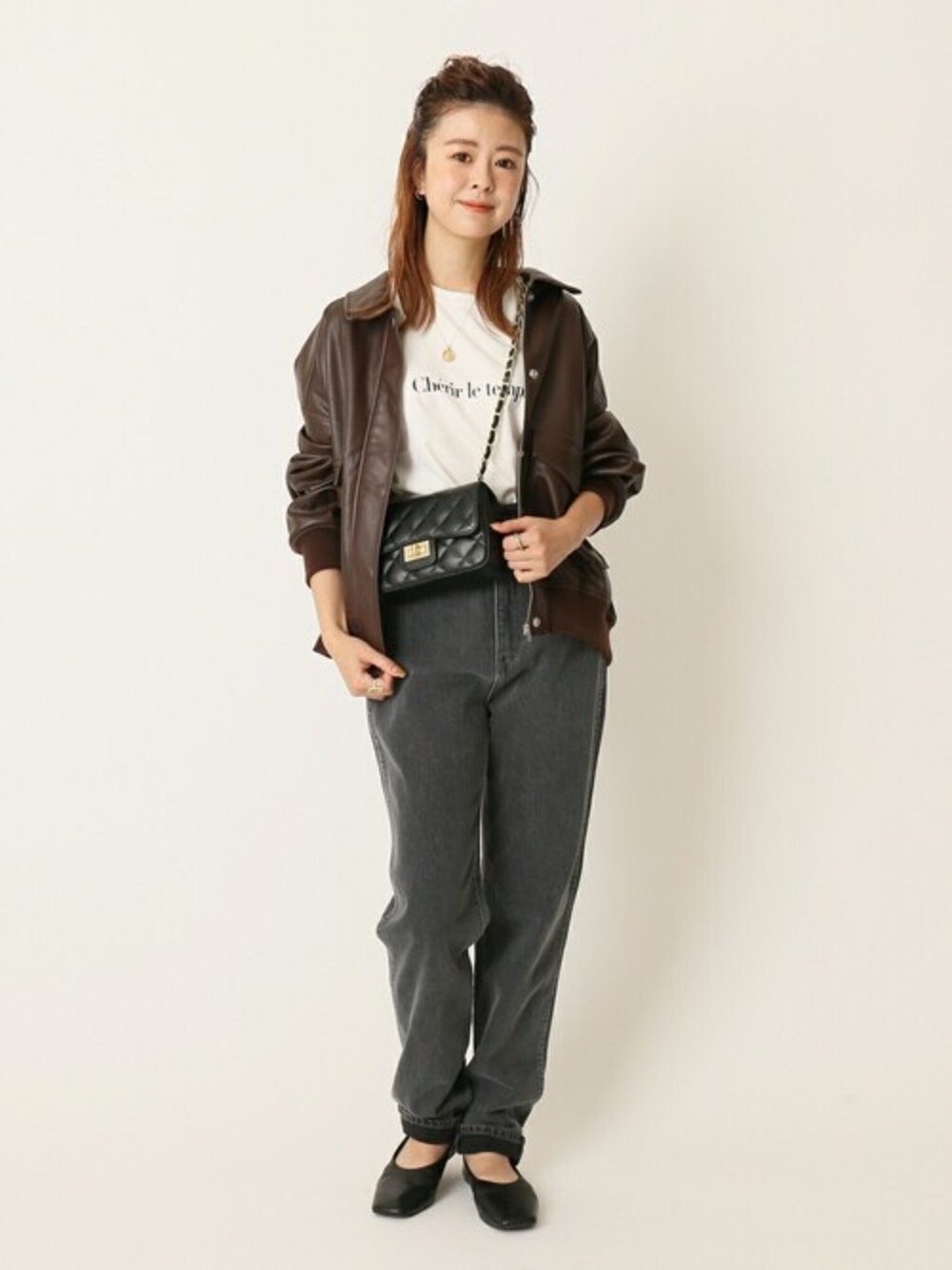 「カットソー、ブルゾン、アウター、パンツ、ショルダーバッグ、フラットシューズ、デニムパンツ、ノースリーブ、U by SPICK&SPAN、ユーバイ　スピックアンドスパン」｜「U by SPICK&SPANのフェイクレザーブルゾン◆（ブルゾン、ブラウン系）」を使った、Moeさん（レディース・161cm）の夏コーディネートの1枚目の写真