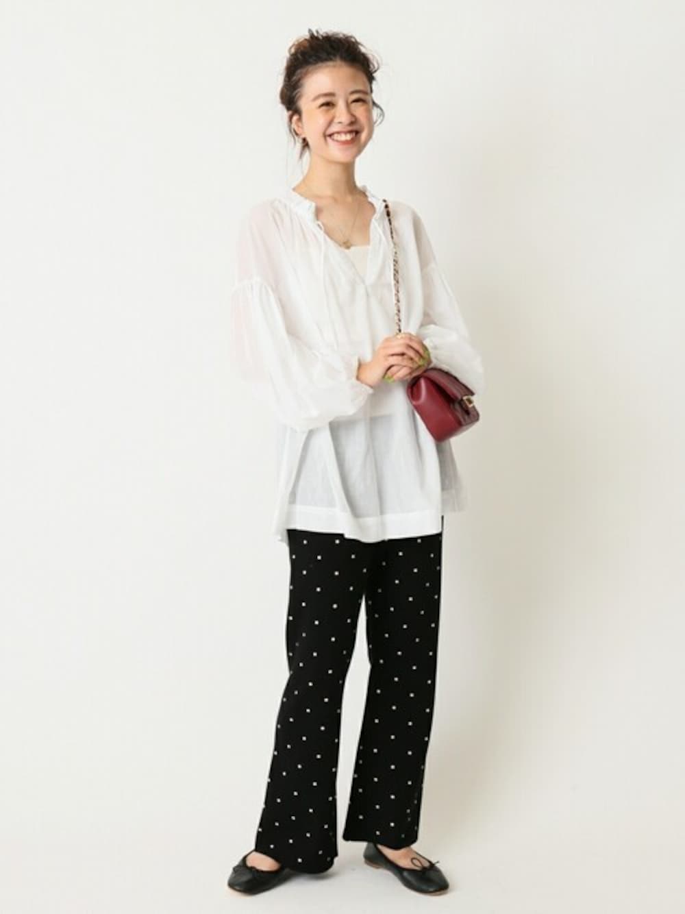 「ブラウス、パンツ、ショルダーバッグ、バッグ、ドット、フラットシューズ、トップス、バレエシューズ、U by SPICK&SPAN、ユーバイ　スピックアンドスパン」｜「U by SPICK&SPANのギャザーチュニックブラウス◆（シャツ/ブラウス、ホワイト系）」を使った、Moeさん（レディース・161cm）の秋コーディネートの1枚目の写真