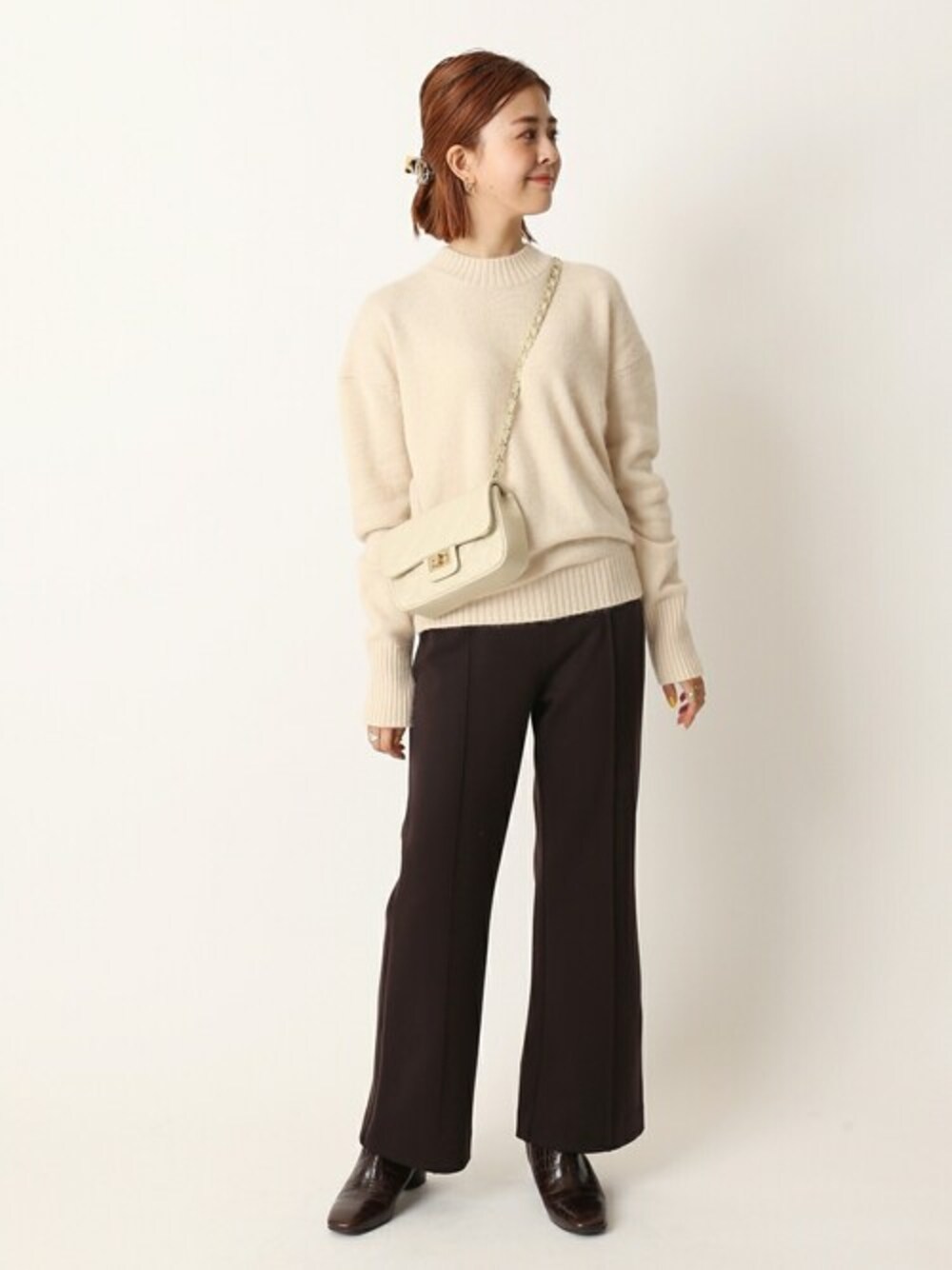 「ニット・セーター、ニット、パンツ、ショルダーバッグ、ショートブーツ、ボトルネック、U by SPICK&SPAN、ユーバイ　スピックアンドスパン」｜「U by SPICK&SPANのアンゴラボトルネックプルオーバー◆（ニット/セーター、ホワイト系）」を使った、Moeさん（レディース・161cm）の冬コーディネートの1枚目の写真