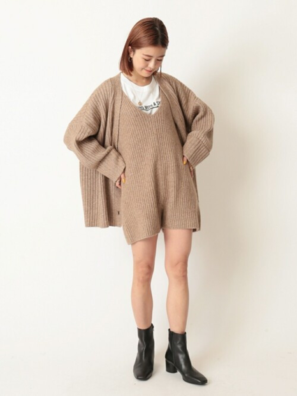 「カットソー、カーディガン、ニット、Tシャツ、オールインワン、ショートブーツ、リブ　、U by SPICK&SPAN、ユーバイ　スピックアンドスパン」｜「U by SPICK&SPANのリブニットカーディガン◆（カーディガン/ボレロ、ベージュ系）」を使った、Moeさん（レディース・161cm）の冬コーディネートの1枚目の写真