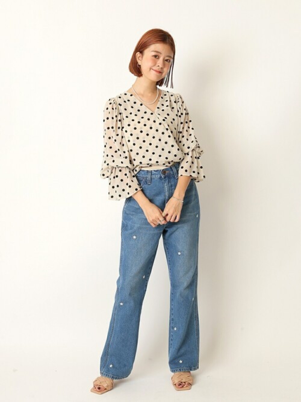 「ブラウス、パンツ、カジュアル、休日、デニムパンツ、春、ミュール、U by SPICK&SPAN、オフシーン、ユーバイ　スピックアンドスパン」｜「U by SPICK&SPANの【Wrangler/ラングラー】 Embroidery Flareデニムパンツ◆（デニムパンツ、ブルー系）」を使った、Moeさん（レディース・161cm）の冬コーディネートの1枚目の写真