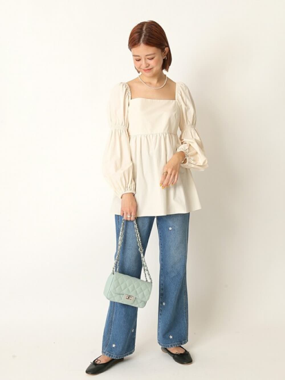 「ブラウス、パンツ、カジュアル、休日、フラットシューズ、デニムパンツ、ミニショルダーバッグ、U by SPICK&SPAN、オフシーン、ユーバイ　スピックアンドスパン」｜「U by SPICK&SPANのスクエアネックチュニックブラウス2◆（シャツ/ブラウス、ホワイト系）」を使った、Moeさん（レディース・161cm）の冬コーディネートの1枚目の写真