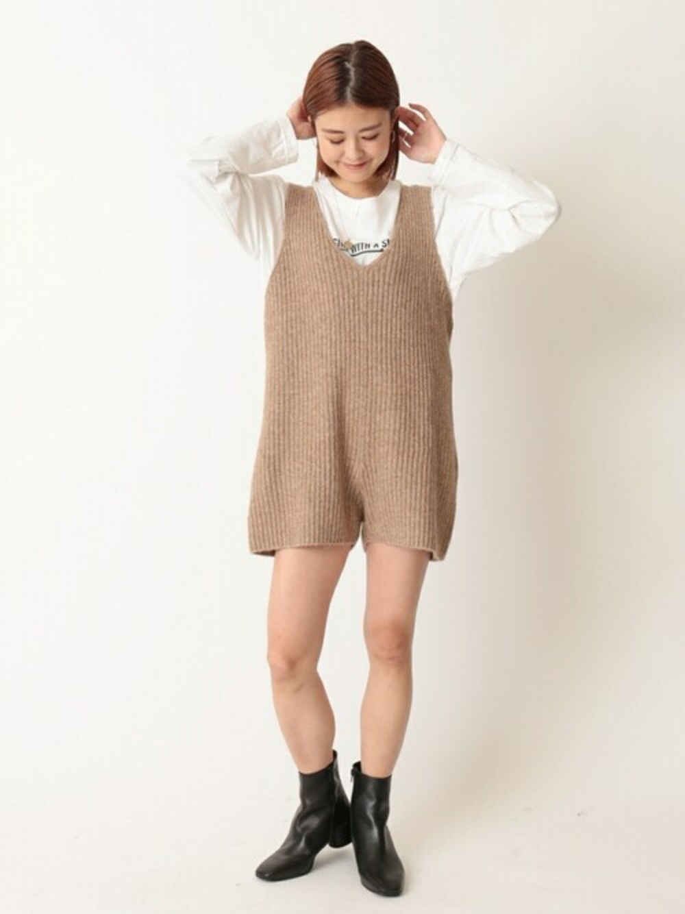 「カットソー、ニット、Tシャツ、オールインワン、ショートブーツ、ロゴ、リブ　、U by SPICK&SPAN、ユーバイ　スピックアンドスパン」｜「U by SPICK&SPANの≪追加≫ORIGINAL Photo ロンTee3◆（Tシャツ/カットソー、ホワイト系）」を使った、Moeさん（レディース・161cm）の冬コーディネートの1枚目の写真