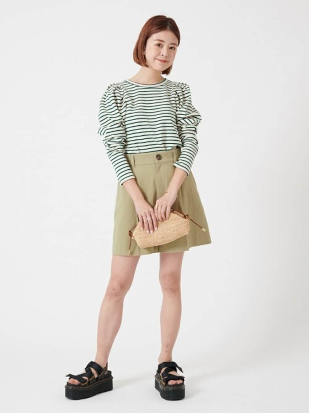 「カットソー、ボーダー、ss、夏、ショートパンツ、トップス、春、U by SPICK&SPAN、ユーバイ　スピックアンドスパン、2022」｜「U by SPICK&SPANのバックホックボーダーギャザープルオーバー 3◆（Tシャツ/カットソー、グリーン系）」を使った、Moeさん（レディース・161cm）の冬コーディネートの1枚目の写真