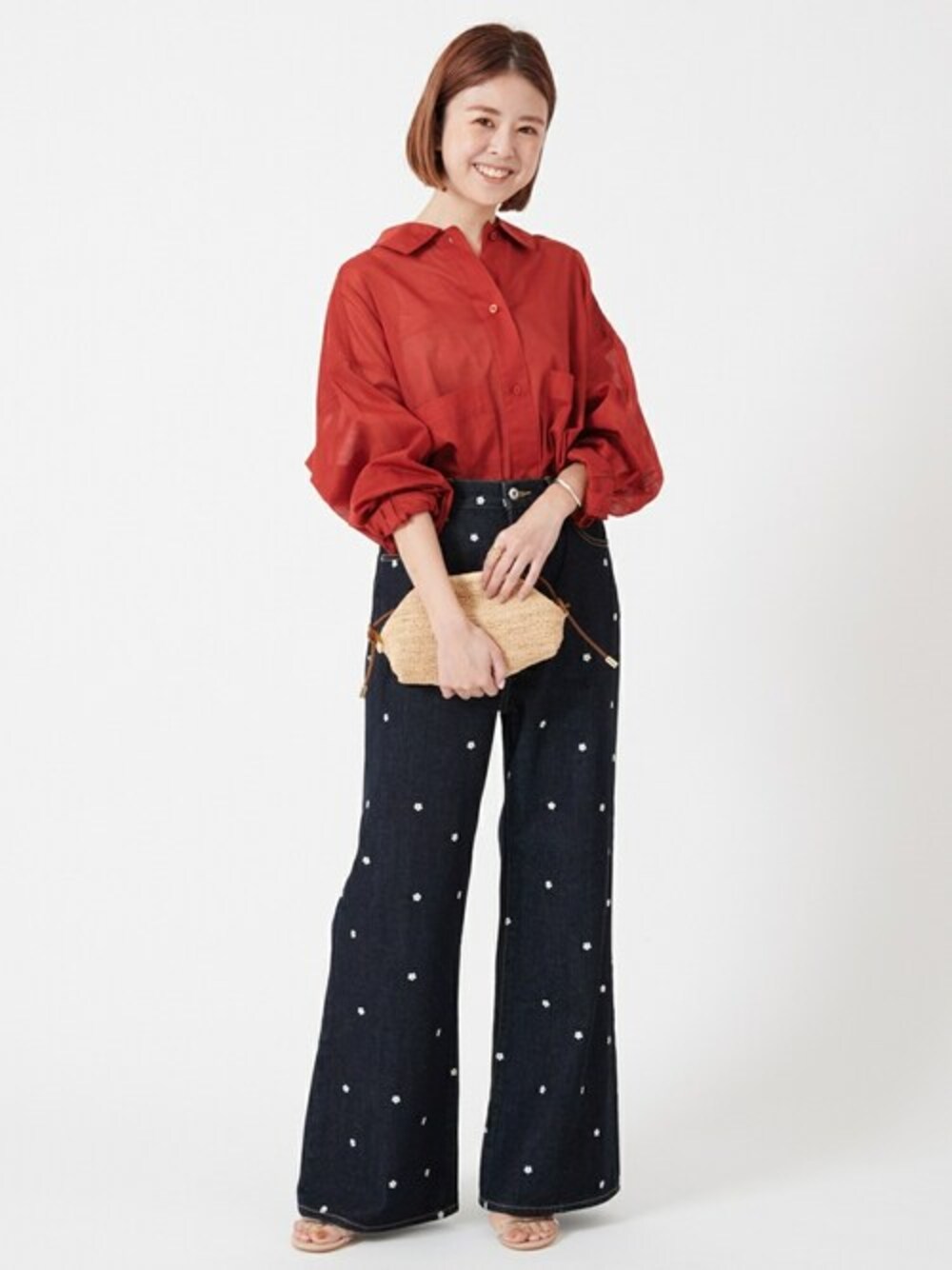 「ss、シャツ、デニムパンツ、春、U by SPICK&SPAN、ユーバイ　スピックアンドスパン、ubyspickspan、2022」｜「U by SPICK&SPANの綿麻スラブローンシャツ◆（シャツ/ブラウス、レッド系）」を使った、Moeさん（レディース・161cm）の冬コーディネートの1枚目の写真