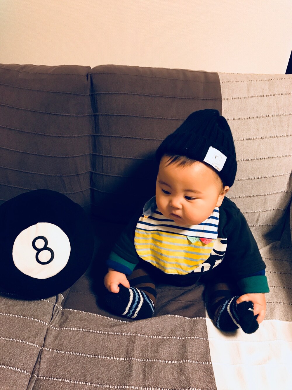 「baby、０歳、おとこのこ、ボーダー、ragmart、ラグマート、BREEZE、UNIQLO」｜「RAGMARTのアイテム（スタイ/よだれかけ、イエロー系）」を使った、joe*さん（キッズ・60cm）の冬コーディネートの1枚目の写真