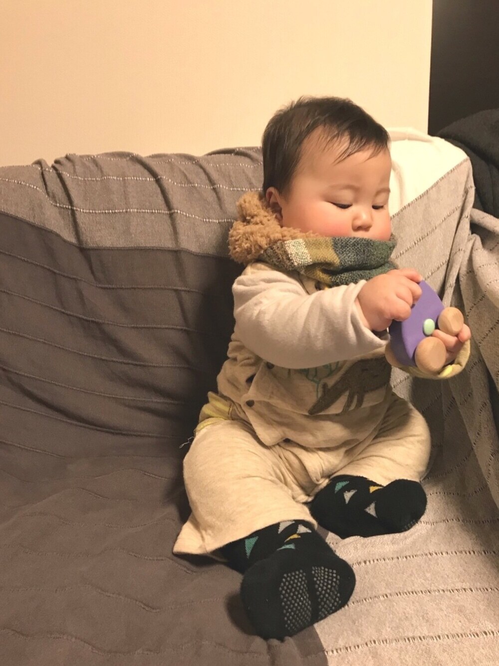 「さをり織り、スヌード、もこもこ、ragmart、ラグマート、カバーオール、baby、ベビーコーデ、おとこのこ、bajo」｜「Handmadeのアイテム（ストール/ショール、ブラウン系）」を使った、joe*さん（キッズ・60cm）の冬コーディネートの1枚目の写真