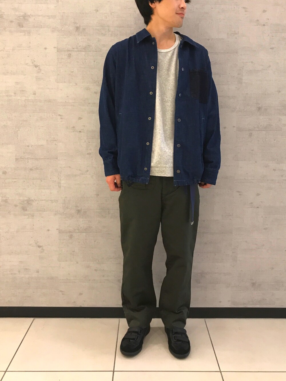「お洒落さんとつながりたい、オトナカジュアル、スニーカーコーデ、ジョンブル　プライベート　ラボ(Johnbull Private labo)、ジョンブル、johnbull、Scye、REPRODUCTION OF FOUND、デニム、ベロア」｜「Johnbull Private laboのブラッシュドデニムコーチジャケット（デニムジャケット、ブルー系）」を使った、fu_kuさん（メンズ・169cm）の秋コーディネートの1枚目の写真