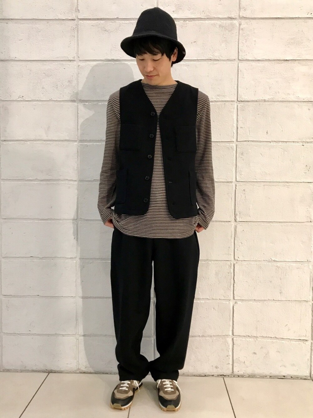 「ジョンブル、ジョンブル　プライベート　ラボ(Johnbull Private labo)、Johnbull Private labo、johnbull、ボーダー、ワイドパンツ、ベスト、秋コーデ、ブラック、シンプルコーデ」｜「Super Duperのアイテム（帽子、ブラック系）」を使った、fu_kuさん（メンズ・169cm）の秋コーディネートの1枚目の写真