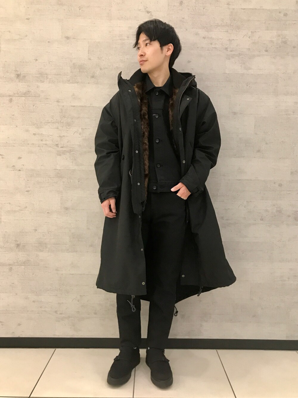 「ジョンブル　プライベート　ラボ(Johnbull Private labo)、ジョンブル、Johnbull Private labo、johnbull、モノトーンコーデ、オールブラック、スキニーデニム、黒コーデ、デニム、ロック」｜「Johnbull Private laboのユーティリティーM-51パーカ（マウンテンパーカー、ブラック系）」を使った、fu_kuさん（メンズ・169cm）の冬コーディネートの1枚目の写真