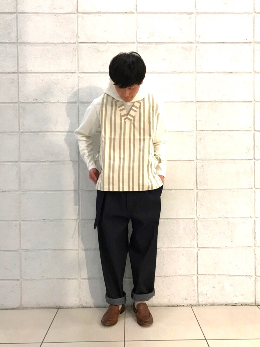 「レイヤードstyle、ジョンブル、ジョンブル　プライベート　ラボ(Johnbull Private labo)、Johnbull Private labo、カジュアルコーデ、ベスト、今日のコーデ、春コーデ、ワイドパンツ」｜「Johnbull Private laboのプルオーバーフーディー（パーカー、ホワイト系）」を使った、fu_kuさん（メンズ・169cm）の冬コーディネートの1枚目の写真