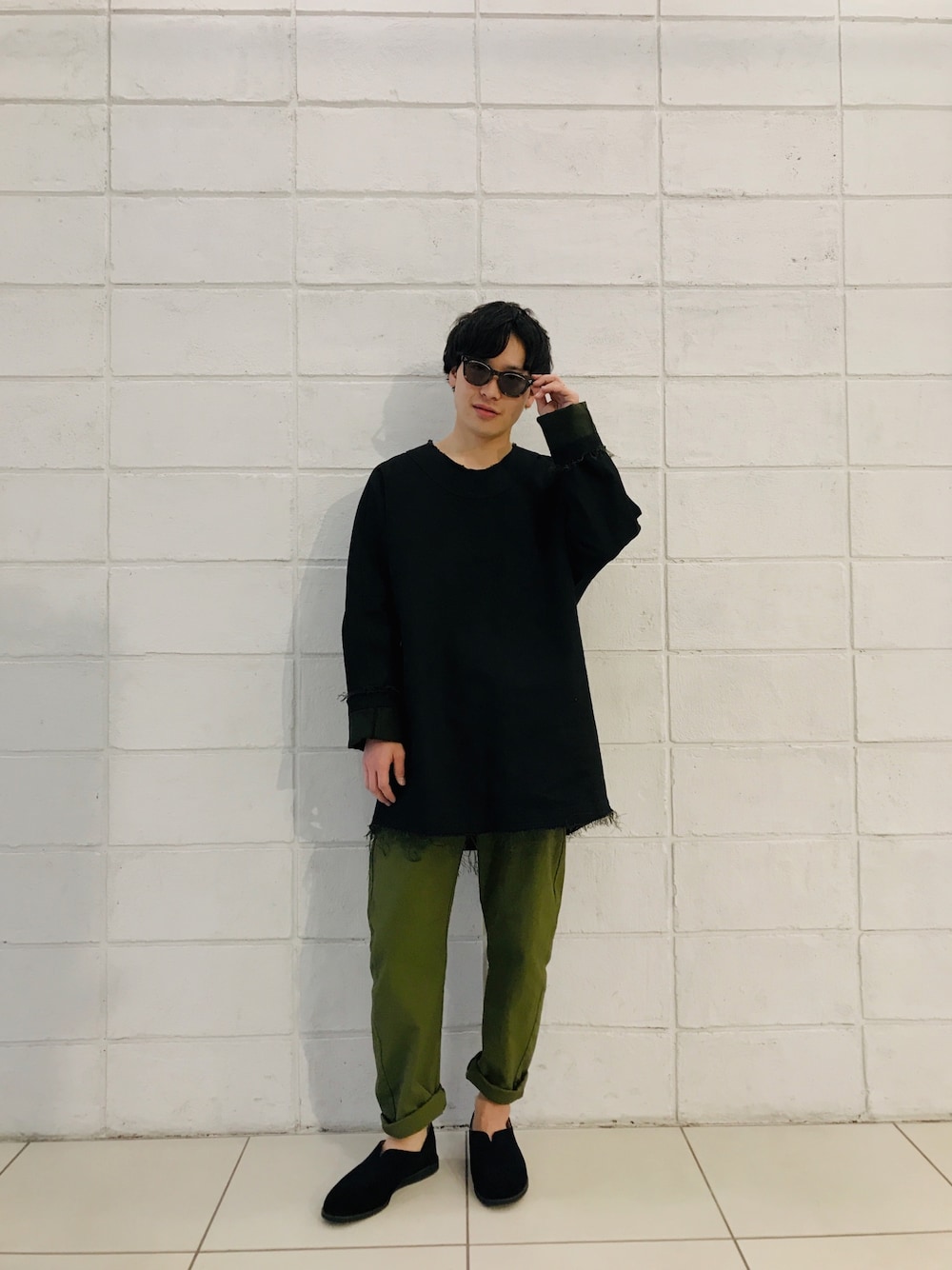 「ジョンブル、ジョンブル　プライベート　ラボ(Johnbull Private labo)、Johnbull Private labo、johnbull、YANTOR、サングラス、きりっぱなし、オーバーサイズ、シンプル、春」｜「YANTORのYANTOR Denim CutOFF Long Pullover（Tシャツ/カットソー、ブラック系）」を使った、fu_kuさん（メンズ・169cm）の春コーディネートの1枚目の写真