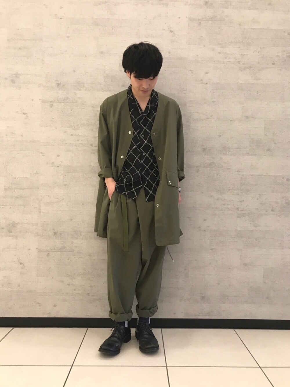 「ジョンブル、ジョンブル　プライベート　ラボ(Johnbull Private labo)、Johnbull Private labo、johnbull、セットアップ、はるコーデ、ゆるコーデ、柄シャツ、オープンカラーシャツ、ミリタリー」｜「Johnbullのレーヨンプリントオープンカラーシャツ（シャツ/ブラウス、ブラック系）」を使った、fu_kuさん（メンズ・169cm）の春コーディネートの1枚目の写真