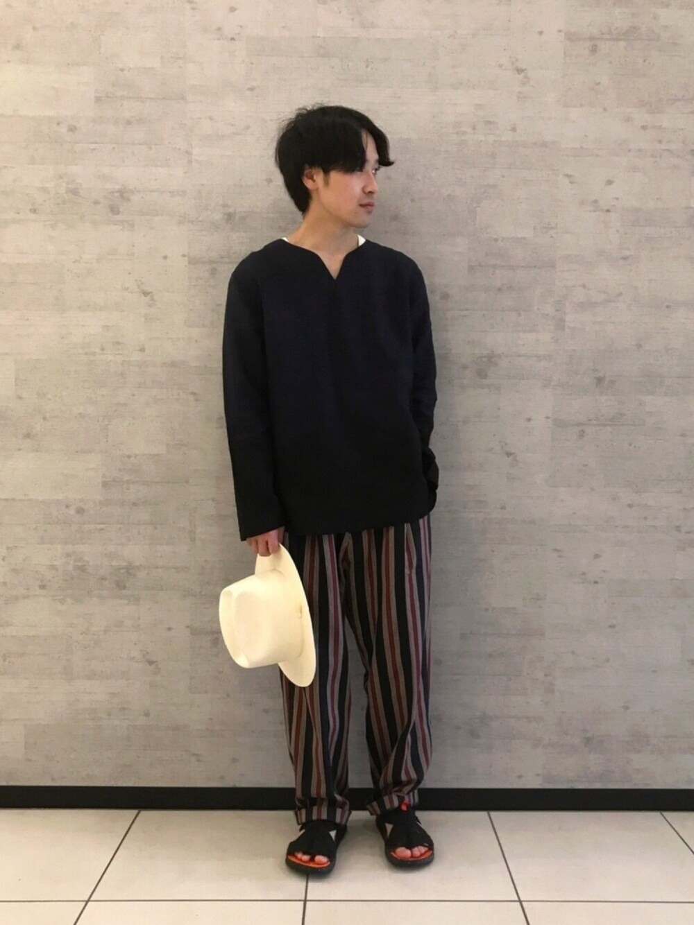 「Johnbull Private labo、johnbull、ジョンブル、ジョンブル　プライベート　ラボ(Johnbull Private labo)、春、カジュアルコーデ、ストライプパンツ、ラフ、春コーデ」｜「Johnbullのダイイングプルオーバーシャツ（シャツ/ブラウス、ホワイト系）」を使った、fu_kuさん（メンズ・169cm）の春コーディネートの1枚目の写真