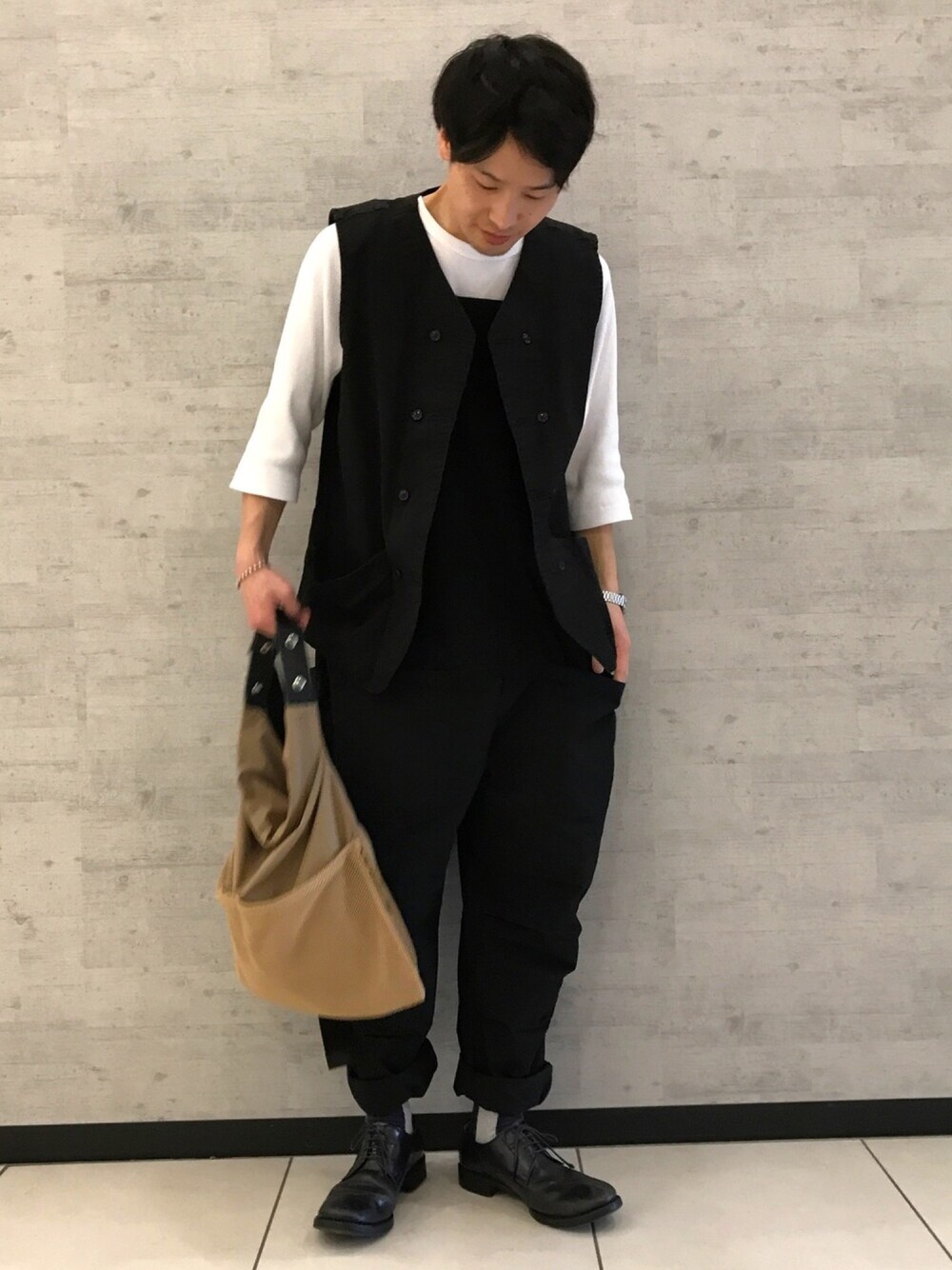 「ジョンブル、ジョンブル　プライベート　ラボ(Johnbull Private labo)、Johnbull Private labo、johnbull、ブラック、オーバーオール、サロペット、今日のコーデ、ベスト、おしゃれさんと繋がりたい」｜「Johnbullのオーバーダイベスト（ベスト、ブラック系）」を使った、fu_kuさん（メンズ・169cm）の春コーディネートの1枚目の写真