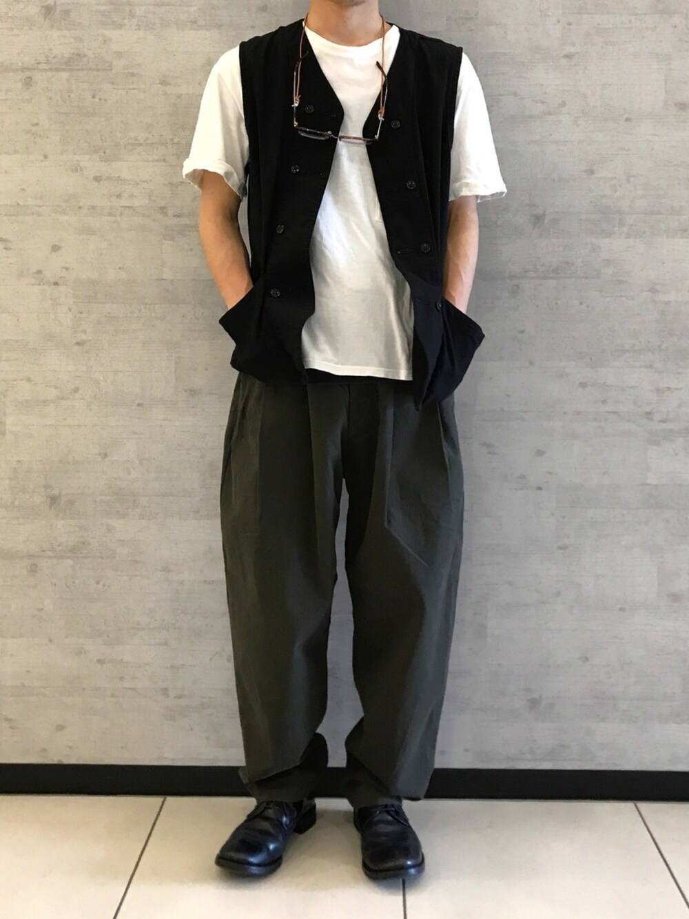 「ジョンブル、ジョンブル　プライベート　ラボ(Johnbull Private labo)、Johnbull Private labo、johnbull、夏、シンプル、ワイドパンツ、ベスト、今日のコーデ」｜「Johnbullのオーバーダイベスト（ベスト、ブラック系）」を使った、fu_kuさん（メンズ・170cm）の夏コーディネートの1枚目の写真