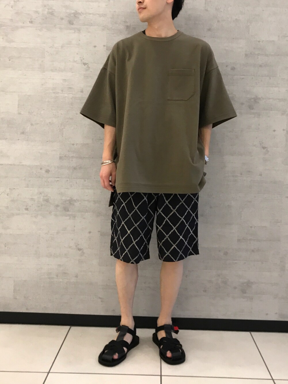 「ジョンブル、ジョンブル　プライベート　ラボ(Johnbull Private labo)、Johnbull Private labo、johnbull、ビックシルエット、雨の日コーデ、サンダル、ビッグT、柄パンツ、ショートパンツ」｜「Johnbull Private laboのポケットTシャツ（Tシャツ/カットソー、グリーン系）」を使った、fu_kuさん（メンズ・170cm）の夏コーディネートの1枚目の写真
