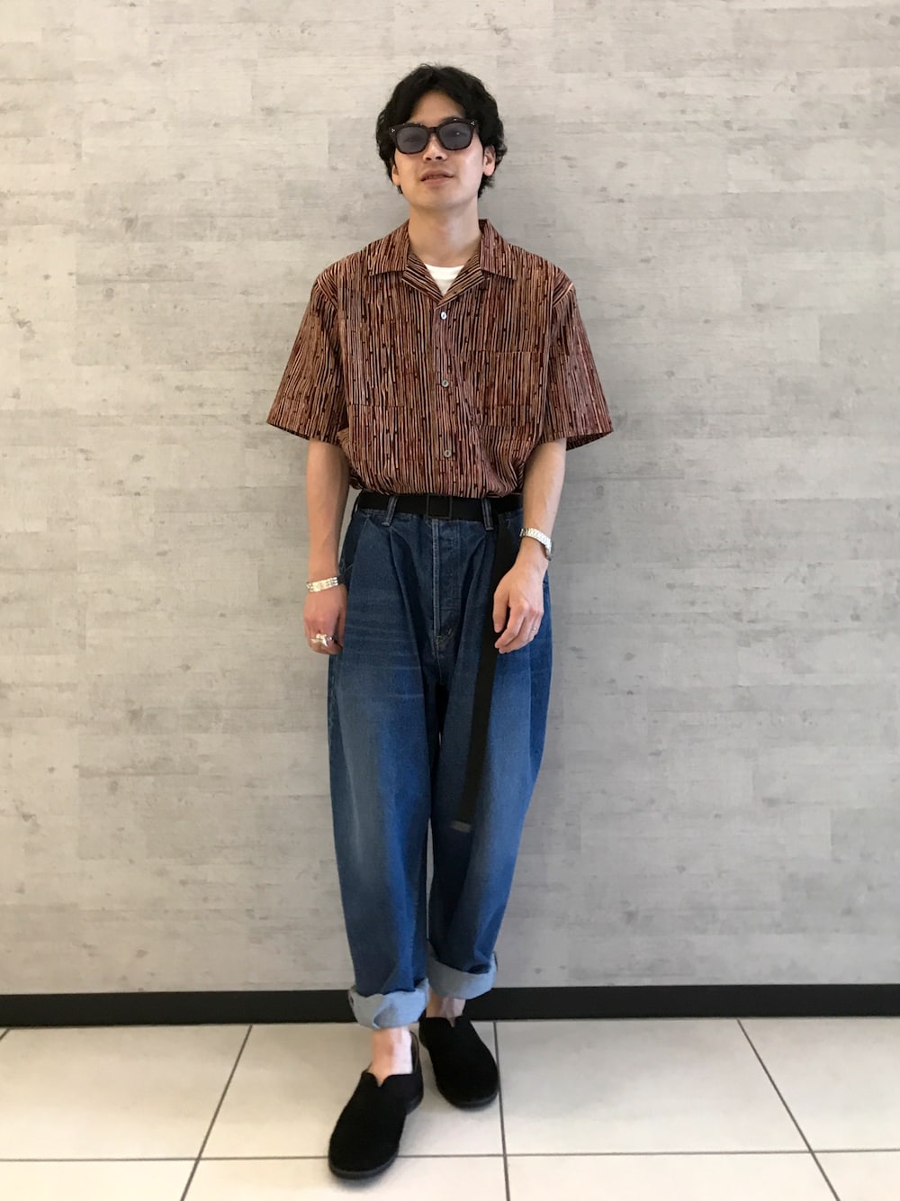 「シャツスタイル、ジョンブル、ジョンブル　プライベート　ラボ(Johnbull Private labo)、Johnbull Private labo、johnbull、スタッフセンバツ、オープンカラーシャツ、柄シャツ、ワイドパンツ、夏コーデ」｜「Johnbull Private laboのオープンカラーシャツ(ORIENT)（シャツ/ブラウス、レッド系）」を使った、fu_kuさん（メンズ・169cm）の夏コーディネートの1枚目の写真