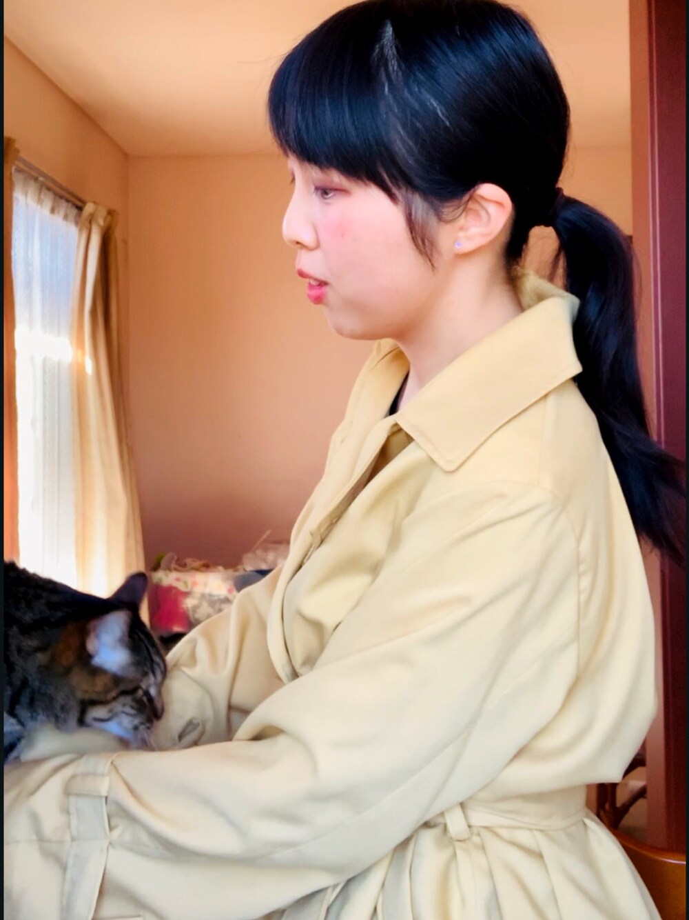 「MERCURYDUOのアイテム（トレンチコート、イエロー系）」を使った、hideあやさん（レディース・150cm）の冬コーディネートの1枚目の写真