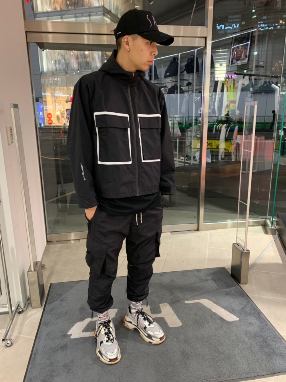 ブラック系のブルゾン、ブラック系のブルゾン、ブラック系のブルゾンを着用したメンズの冬コーディネートの1枚目の写真