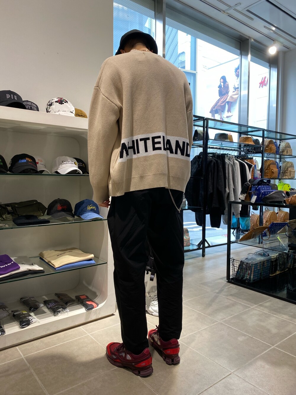 ベージュ系のカーディガン/ボレロ、ベージュ系のカーディガン/ボレロ、ベージュ系のカーディガン/ボレロを着用したメンズの春コーディネートの1枚目の写真