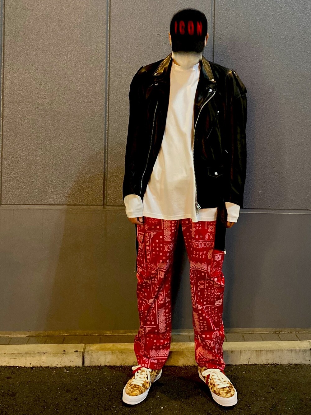 ホワイト系のTシャツ/カットソー、ブラック系のライダースジャケット、ホワイト系のTシャツ/カットソーを着用したメンズの秋コーディネートの1枚目の写真