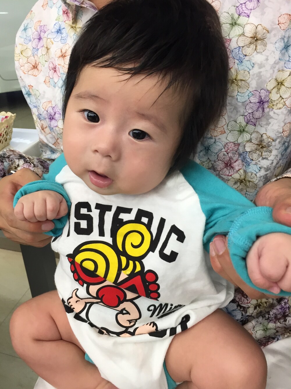「あかちゃんコーデ、ロンパース、ファイティングポーズ」｜「HYSTERIC MINIのアイテム（つなぎ/オールインワン、その他）」を使った、ラクガキヤのマコさん（メンズ・168cm）の秋コーディネートの1枚目の写真