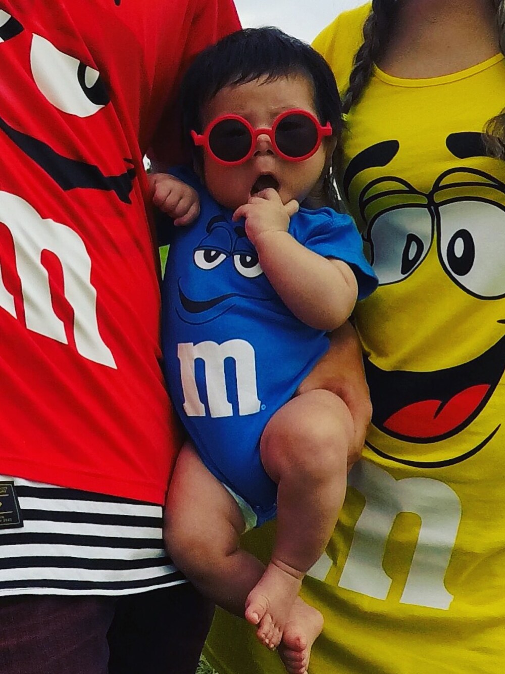 「カジュアルコーデ、おそろいコーデ、赤ちゃん、赤ちゃんコーデ、m&m's、カラフル、ビビットカラー、原色」｜「m&m&m'sのアイテム（ロンパース、ブルー系）」を使った、ラクガキヤのマコさん（メンズ・168cm）の秋コーディネートの1枚目の写真