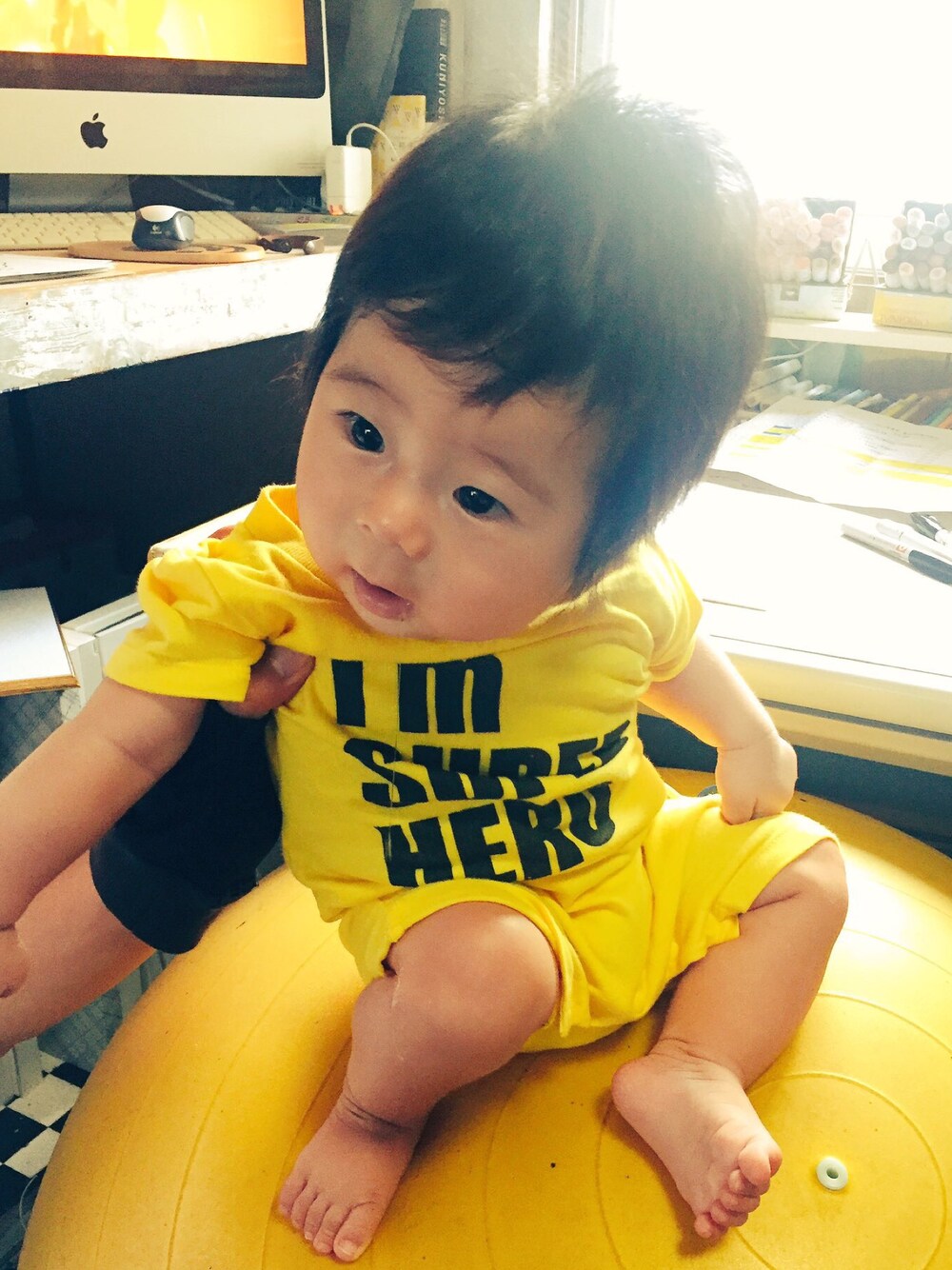 「ヒーロー、スーパーヒーロー、赤ちゃん、あかちゃんまん」｜「presentのアイテム（ロンパース、イエロー系）」を使った、ラクガキヤのマコさん（メンズ・168cm）の秋コーディネートの1枚目の写真