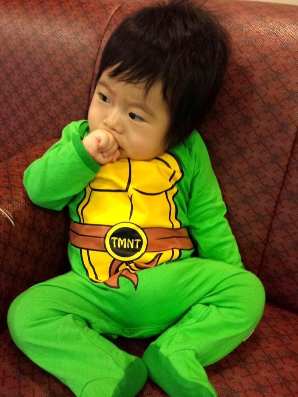「秋のコーデ、赤ちゃん、忍者、忍者スタイル、タートルズ、ミュータントタートルズ、ロンパース」｜「Mutant Turtlesのアイテム（ロンパース、グリーン系）」を使った、ラクガキヤのマコさん（メンズ・168cm）の秋コーディネートの1枚目の写真