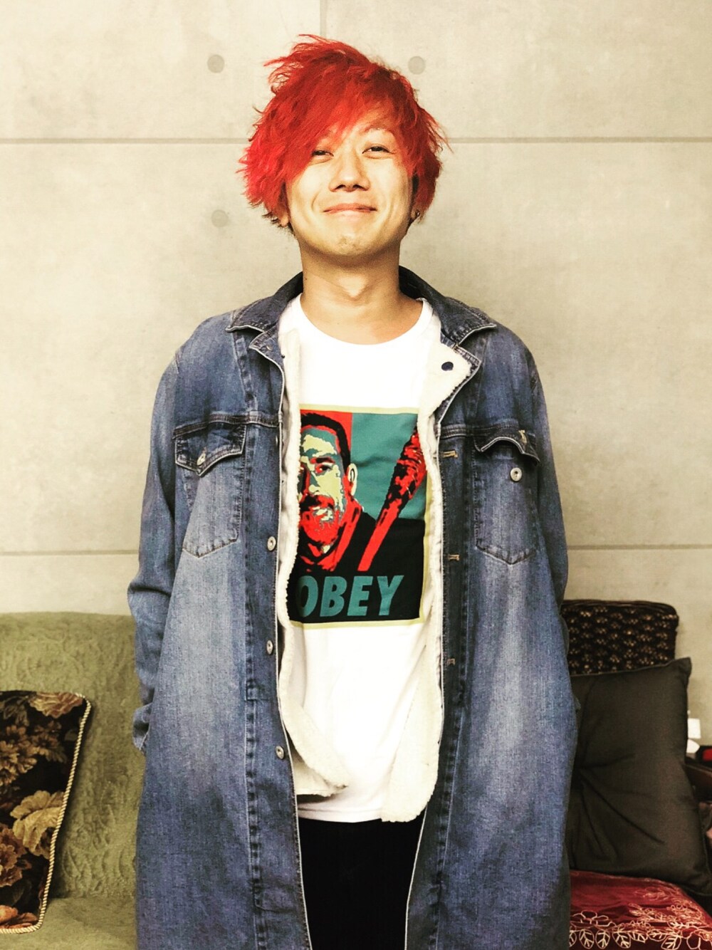 「赤髪」｜「walking deadのアイテム（Tシャツ/カットソー、ホワイト系）」を使った、ラクガキヤのマコさん（メンズ・168cm）の冬コーディネートの1枚目の写真