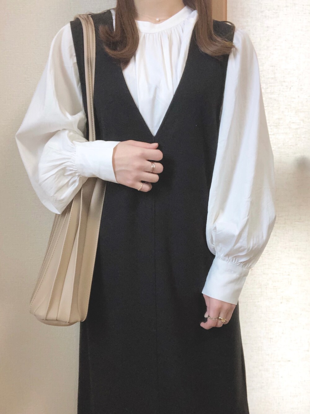 「カジュアルコーデ、春コーデ、低身長コーデ、お洒落さんとつながりたい、シンプルコーデ、大人カジュアル、ワンピース」｜「Aunt Marie'sのVネックロングジャンスカ / AUNT MARIE'S（ジャンパースカート、ブラック系）」を使った、pear0504さん（レディース・150cm）の春コーディネートの1枚目の写真